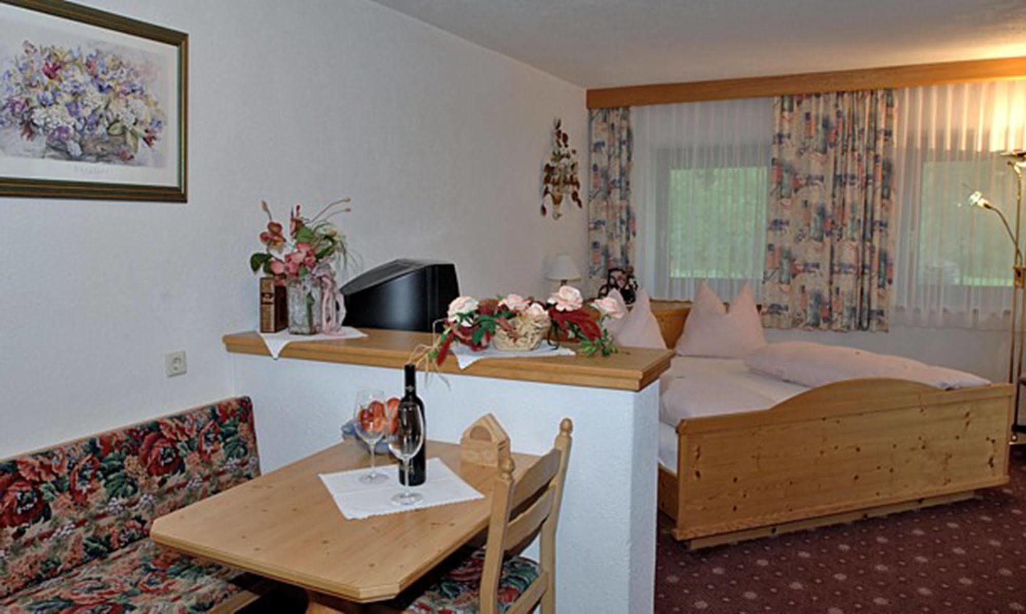 Pension Und Apartments Landhaus Marie Leutasch Kültér fotó
