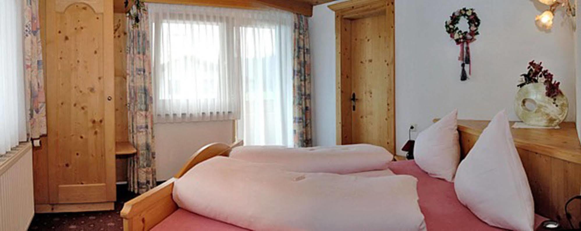 Pension Und Apartments Landhaus Marie Leutasch Kültér fotó